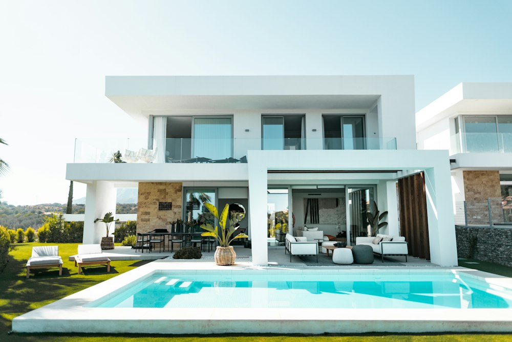 Villa contemporaine avec piscine et jardin
